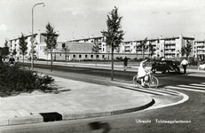 4963 Gezicht op de flatgebouwen aan het Tolsteegplantsoen te Utrecht gezien vanuit de Briljantlaan met op de voorgrond ...
